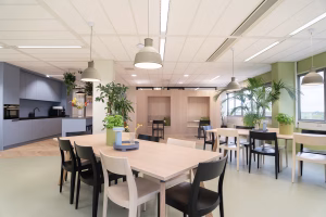 Kleurrijke lunchruimte kantoorinrichting met maatwerk meubilair