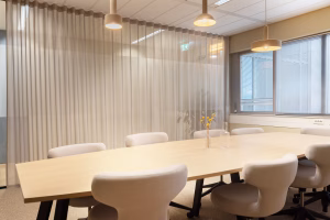 Zakelijk interieur ontwerp met moderne vergaderruimte voor multifunctionaliteit