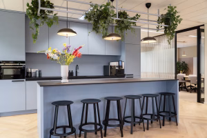 Kantoorontwerp kleurrijk: mix van werkplekken en ontmoetingszones