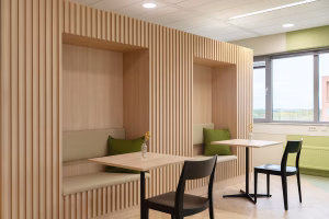 Zakelijk interieur ontwerp met open ontmoetingsruimte. Kantoor design door interieurontwerper.