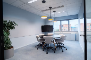 Projectinrichting met kleurrijke vergaderruimte. Zakelijk kantoor ontwerp