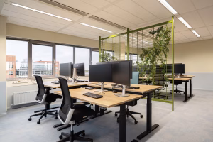 Moderne werkplekken in projectinrichting met functionele indeling en inspirerende kleuren