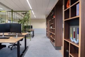 Kantoor inrichting met werkplekken die samenwerking, concentratie en productiviteit stimuleren