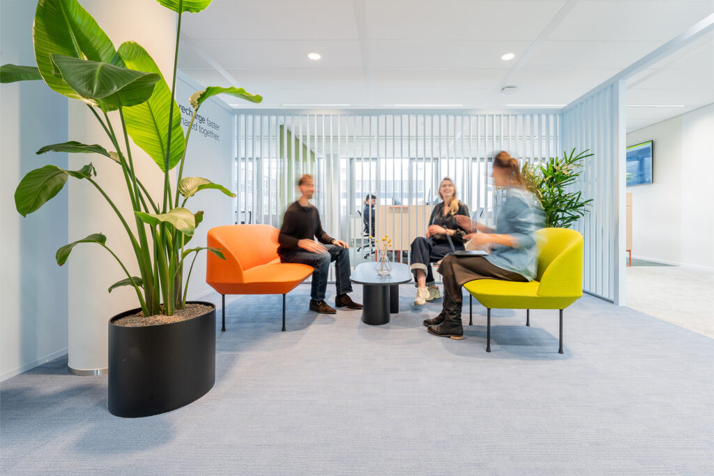 Kantoorinrichting voor modern bedrijfskantoor in Rotterdam met maatwerk werkplekken, vergaderruimtes en stijlvolle interieurarchitectuur ontworpen door We are MOSO voor een inspirerende en productieve werkomgeving.