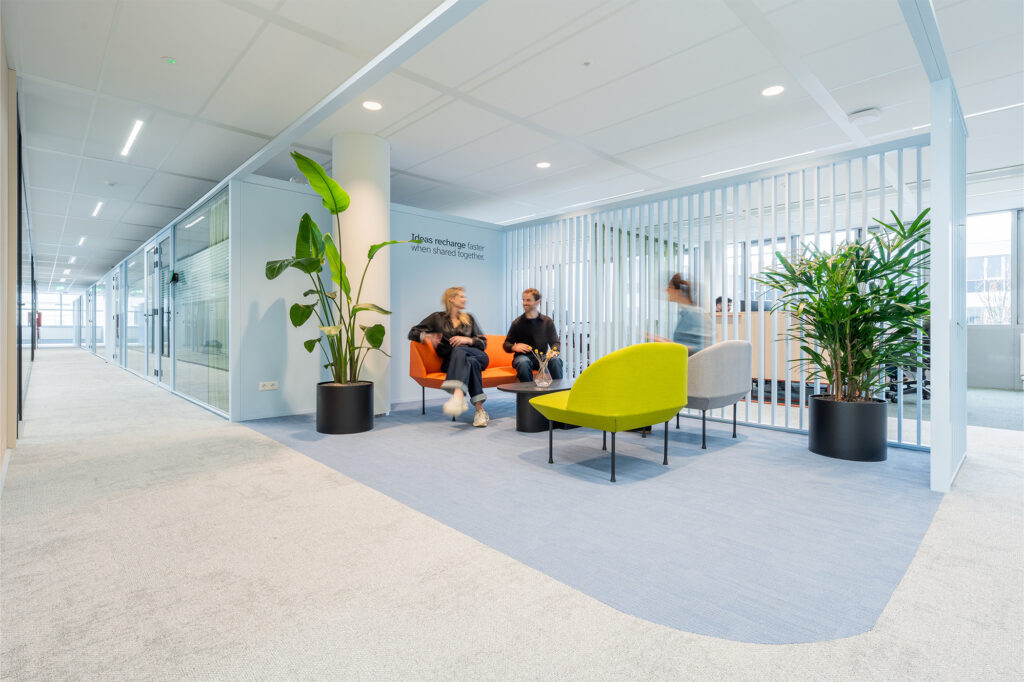 Stijlvolle werkomgeving met maatwerk kantoorinrichting, ontworpen voor bedrijven die een nieuw kantoorpand betrekken en op zoek zijn naar een interieur dat medewerkers verbindt, talent aantrekt en de bedrijfscultuur versterkt.