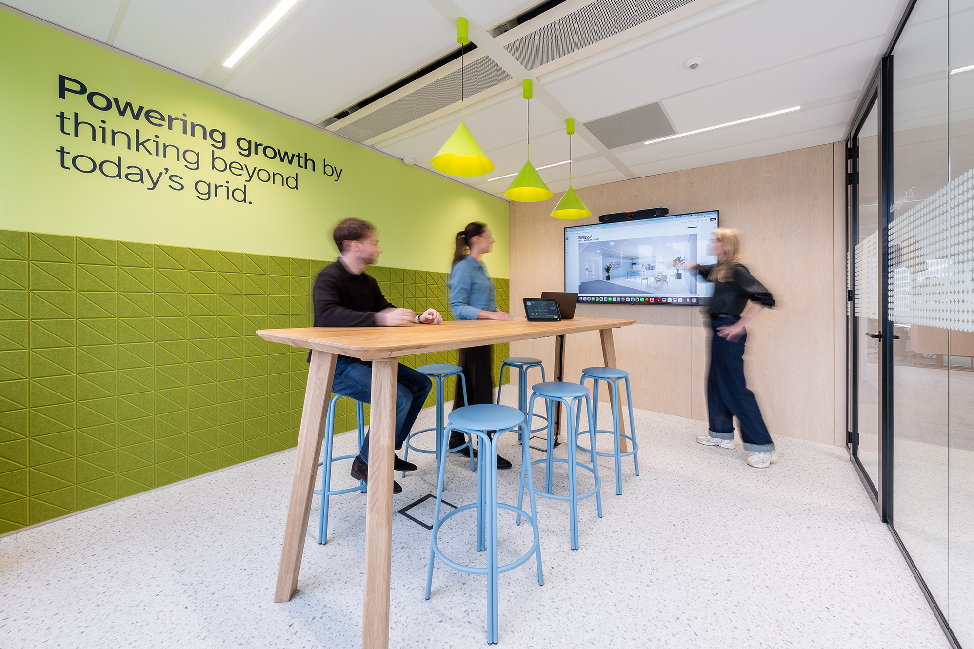 Duurzame kantoorinrichting voor eigentijdse werkomgeving met natuurlijke materialen, akoestische oplossingen en flexibele werkplekken ontworpen door interieurarchitect We are MOSO.