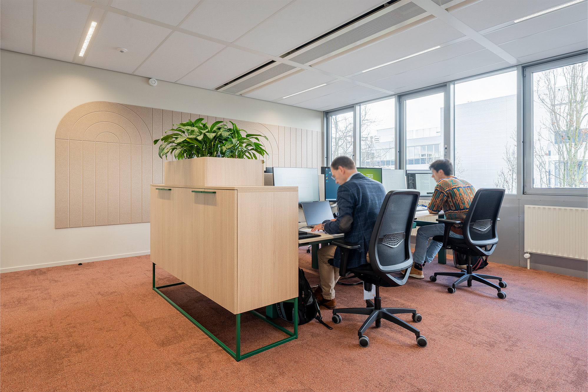 Creatieve werkomgeving met moderne kantoorinrichting, sfeervolle vergaderruimtes en maatwerk interieurdesign voor bedrijven die een nieuw kantoor willen realiseren met impact en uitstraling.